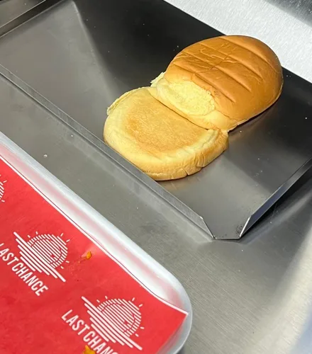 Getoastetes Brot für den Melt auf der Platte